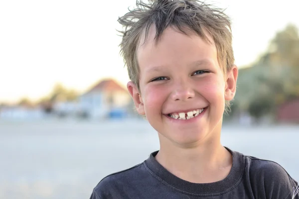 Retrato de um menino bonito da aparência europeia, sorrindo, feliz — Fotografia de Stock