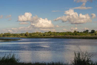Köyde bir nehir ile çok güzel manzara