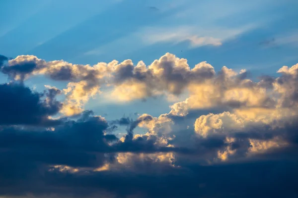Kék Göndör Felhők — Stock Fotó