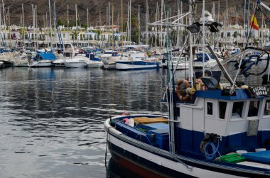 Mogan Limanı 'na demirlemiş gemiler..