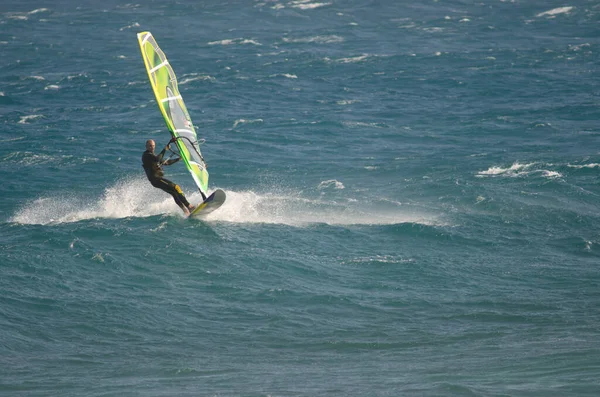 Windsurfer segeln an der Küste von Arinaga. — Stockfoto