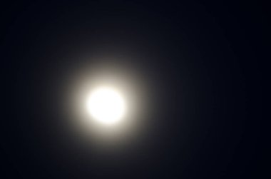 İntegral Doğal Entegrasyon Rezervi üzerindeki solmuş Ay.