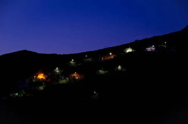 Światła w wiosce Ronda o zachodzie słońca. — Zdjęcie stockowe