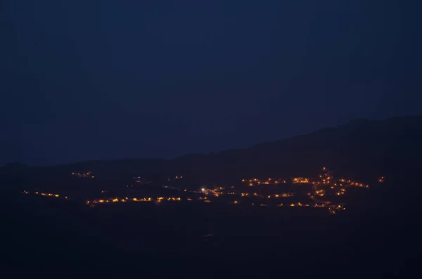 Pohled na město Artenara v noci. — Stock fotografie