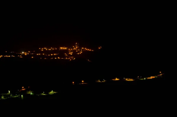 Село Ель - Тоскон на передньому плані і місто Артенара на задньому плані вночі.. — стокове фото