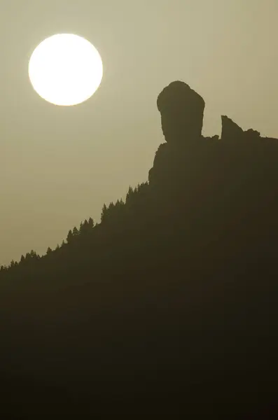 View of the Roque Nublo at dawn. — Stock Photo, Image