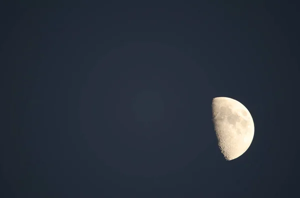 Encerrando a fase lunar gibbous na noite sobre Gran Canaria. — Fotografia de Stock