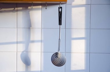 Bir evin mutfağında takılan bir kaypak..