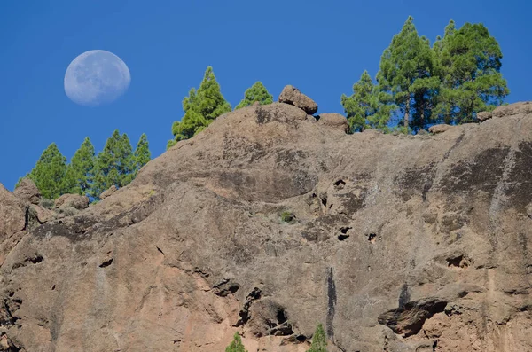 Кліфф і місяць у природній пам "ятці Нубло.. — стокове фото