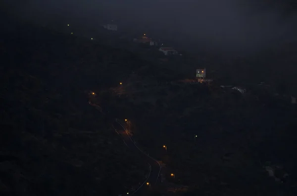 Gece sisli bir gecede El Juncal köyü. — Stok fotoğraf