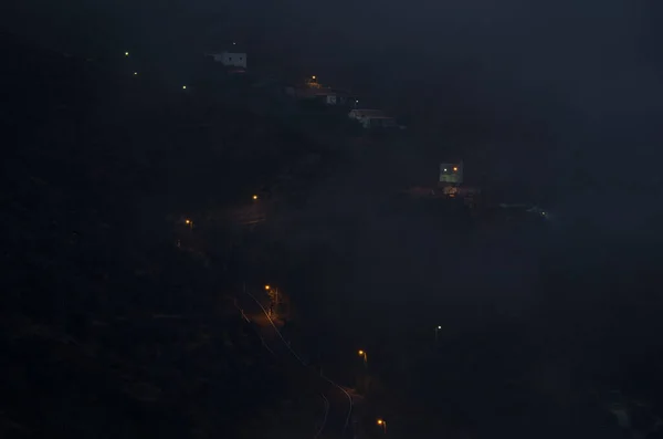 Gece sisli bir gecede El Juncal köyü. — Stok fotoğraf