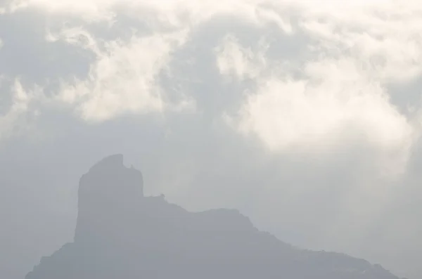 Silueta del Roque Bentayga contraluz y nubes. — Foto de Stock