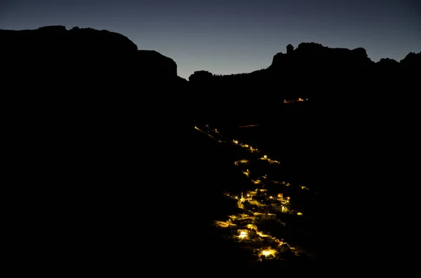 Wieś i wąwóz El Juncal w nocy. — Zdjęcie stockowe