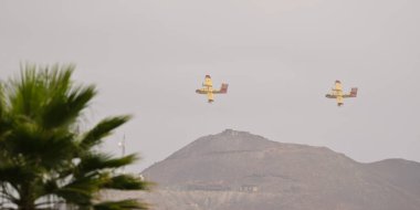 Las Palmas de Gran Canaria üzerinde uçan itfaiye uçakları.