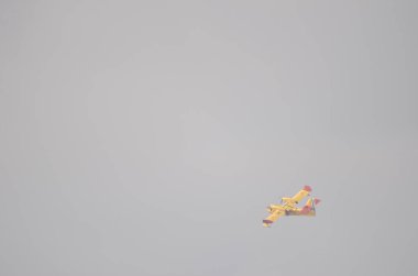 Las Palmas de Gran Canaria üzerinde uçan itfaiye uçağı.