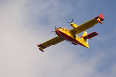 Las Palmas de Gran Canaria üzerinde uçan itfaiye uçağı.