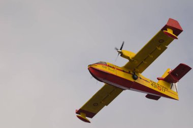 Las Palmas de Gran Canaria üzerinde uçan itfaiye uçağı.