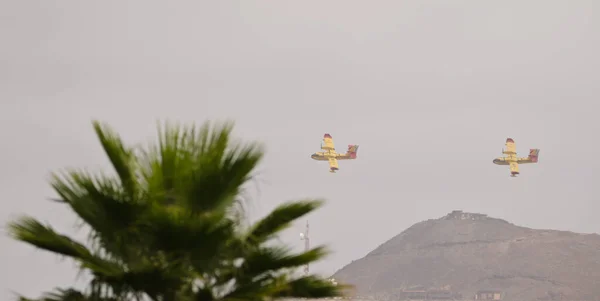 Aviões de combate a incêndios sobrevoando Las Palmas de Gran Canaria. — Fotografia de Stock
