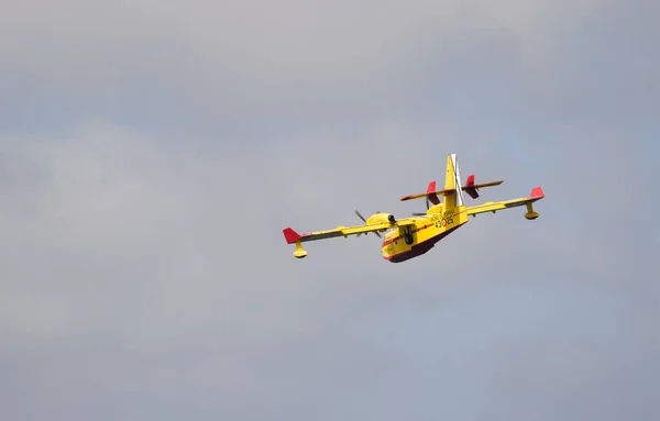 Avião de combate a incêndios sobrevoando Las Palmas de Gran Canaria. — Fotografia de Stock