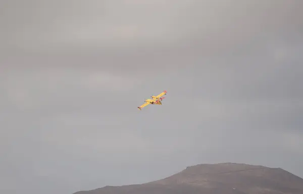 Las Palmas de Gran Canaria üzerinde uçan itfaiye uçağı. — Stok fotoğraf