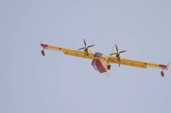 Fire-fighting plane flying over Las Palmas de Gran Canaria. — Stock Photo, Image