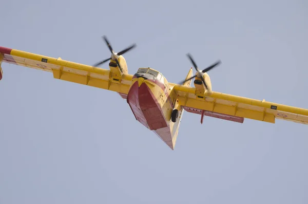 Avião de combate a incêndios sobrevoando Las Palmas de Gran Canaria. — Fotografia de Stock