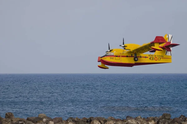 Yangın söndürme uçağı orman yangınını söndürmek için deniz suyu topluyor.. — Stok fotoğraf