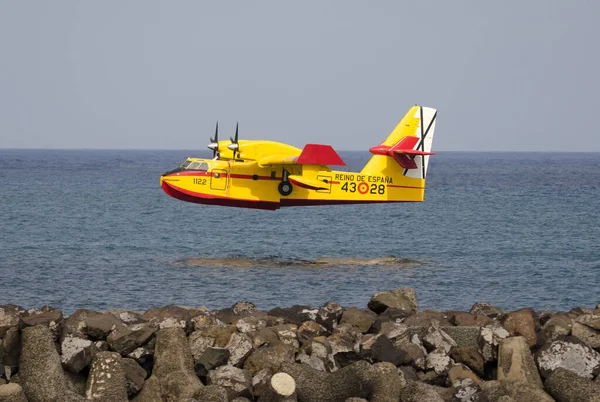Yangın söndürme uçağı orman yangınını söndürmek için deniz suyu topluyor.. — Stok fotoğraf