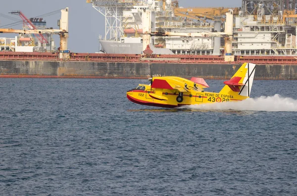 산불을 진압하기 위해 바닷물을 모으는 소방 비행기. — 스톡 사진