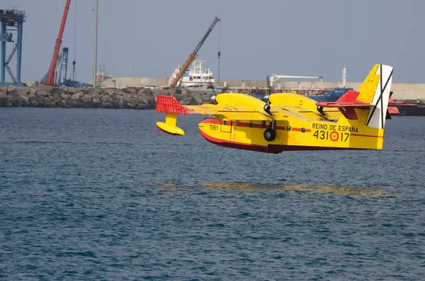 Avião de combate a incêndios recolhendo água do mar para extinguir um incêndio florestal. — Fotografia de Stock