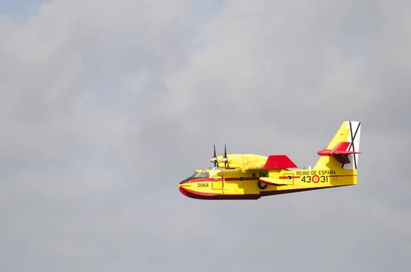 Avião de combate a incêndios sobrevoando Las Palmas de Gran Canaria. — Fotografia de Stock