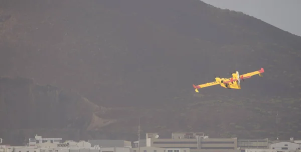 Las Palmas de Gran Canaria üzerinde uçan itfaiye uçağı. — Stok fotoğraf