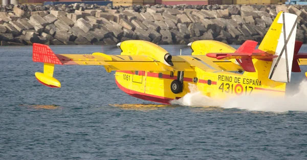 Yangın söndürme uçakları orman yangınını söndürmek için deniz suyu topluyor.. — Stok fotoğraf