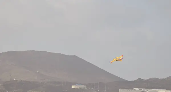 Las Palmas de Gran Canaria üzerinde uçan itfaiye uçağı. — Stok fotoğraf
