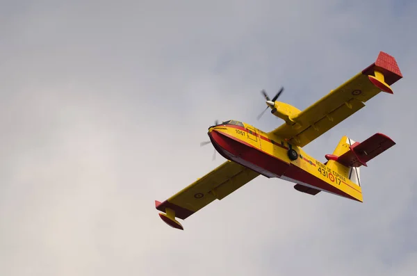 Aereo antincendio che sorvola Las Palmas de Gran Canaria. — Foto Stock