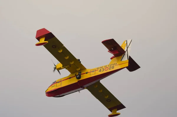 라스 팔 마스 드 그란 카나리아 상공을 날고 있는 소방차. — 스톡 사진