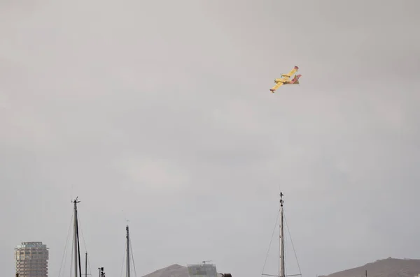 Avião de combate a incêndios sobrevoando Las Palmas de Gran Canaria. — Fotografia de Stock