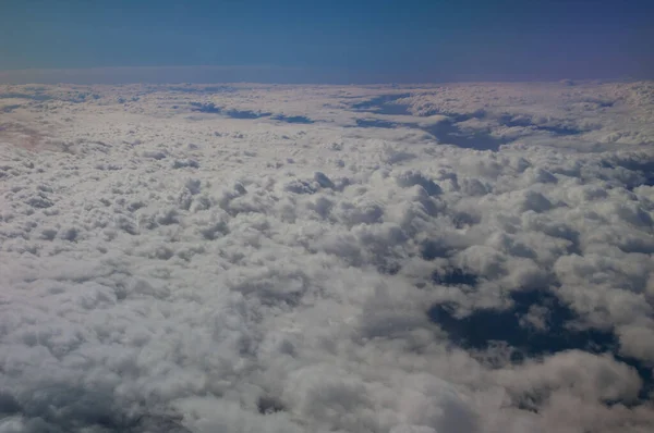 Vista del paesaggio nuvoloso da un aereo sul territorio turco. — Foto Stock