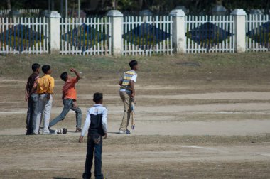 Umaria, Madhya Pradesh, Hindistan 'da kriket oynayan çocuklar.