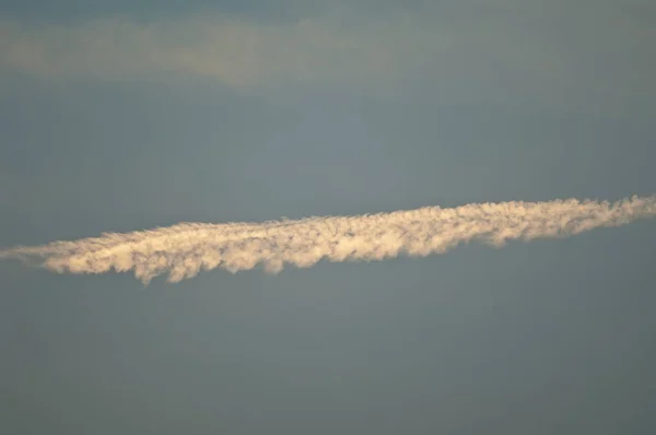 Auspuffspur eines Flugzeugs am Himmel von Rajasthan. — Stockfoto