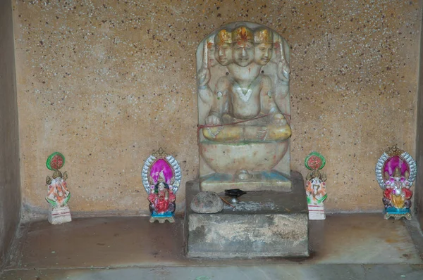 Figuras religiosas representando a deidades hindúes dentro del templo Keoladeo. — Foto de Stock