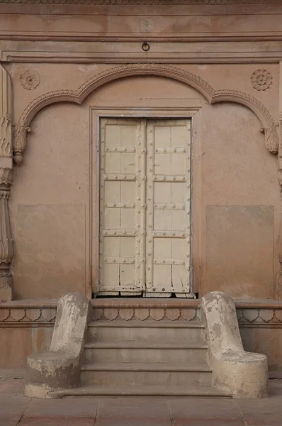 Deur van een van Lohagarh fort paleizen. — Stockfoto