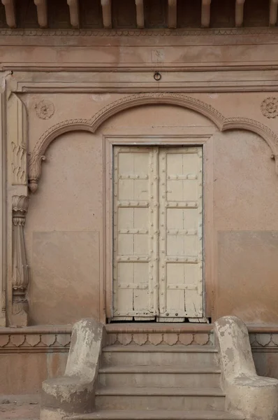 Porta de um dos palácios do forte de Lohagarh. — Fotografia de Stock