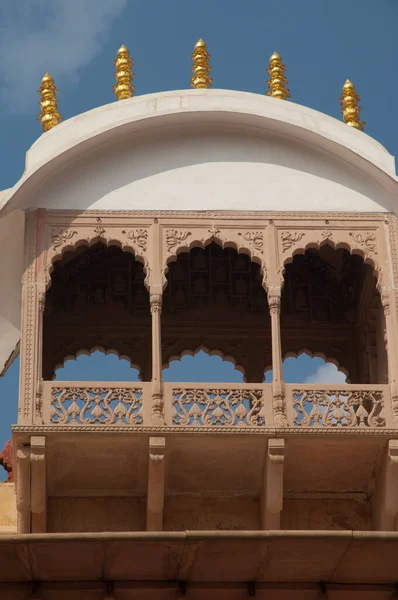 Cúpula de um palácio dentro do forte de Lohagarh ou forte de ferro. — Fotografia de Stock