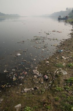 Agra 'daki Yamuna Nehri' nde çöp..