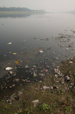 Agra 'daki Yamuna Nehri' nde çöp..