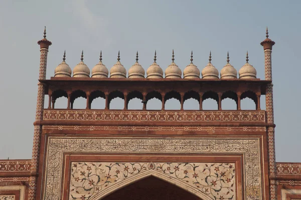 Detalhe da entrada arqueada em arenito vermelho para o Taj Mahal. — Fotografia de Stock