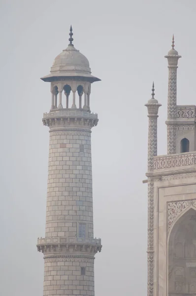 Minaret van de Taj Mahal in Agra. — Stockfoto