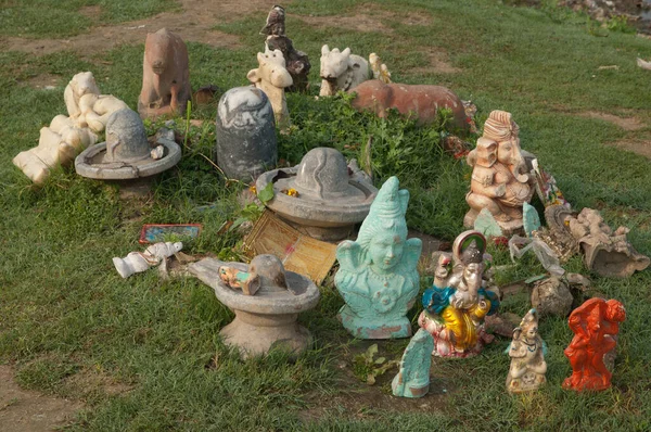 Religiöse Figuren, die hinduistische Gottheiten am Ufer des Yamuna-Flusses darstellen. — Stockfoto