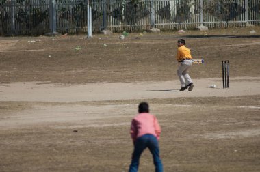 Umaria kasabasında kriket oynayan çocuklar.